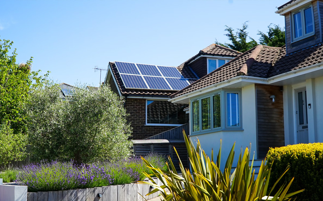 Panneaux photovoltaïques intégrés ou superposés : différence ?